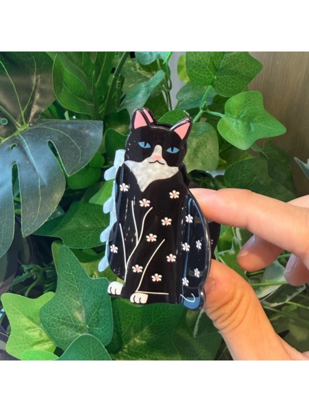 Beau novel cat shaped hair clip in black with detailed cat face design