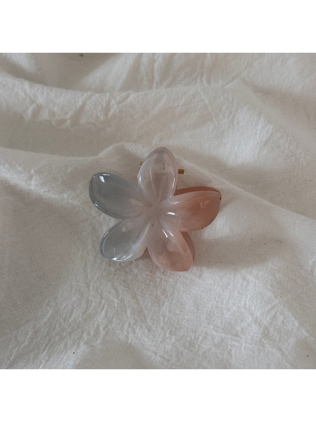 Beau - Glossy Plastic Flower Shape Claw Clip