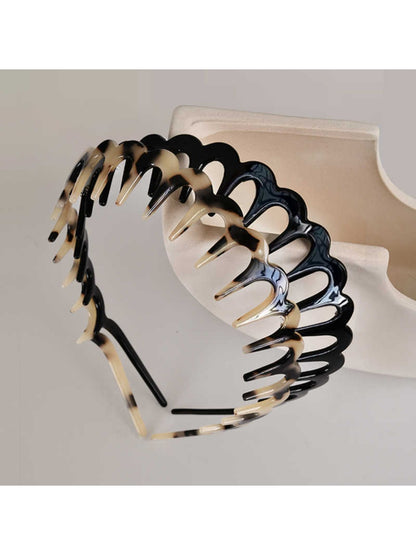 Close-up of Gifty toothed wave headband showing smooth acetate texture