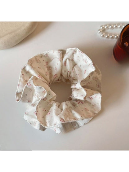 Gifty - Sweet Cream Floral Scrunchie