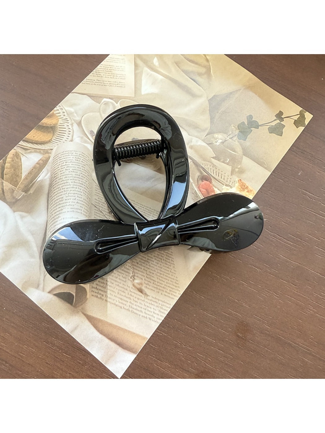 Beau - Cutout Bow Tie Hair Claw Clip