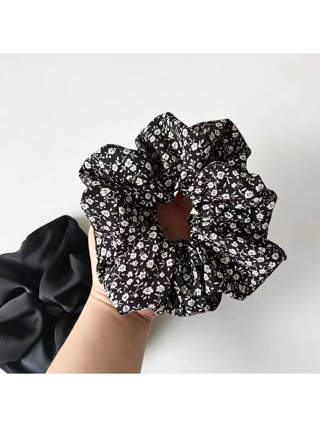 Gifty - No-Crease Polyester Fabric Scrunchie