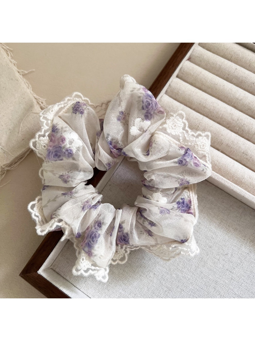 Gifty - Lace with Floral Print Scrunchie