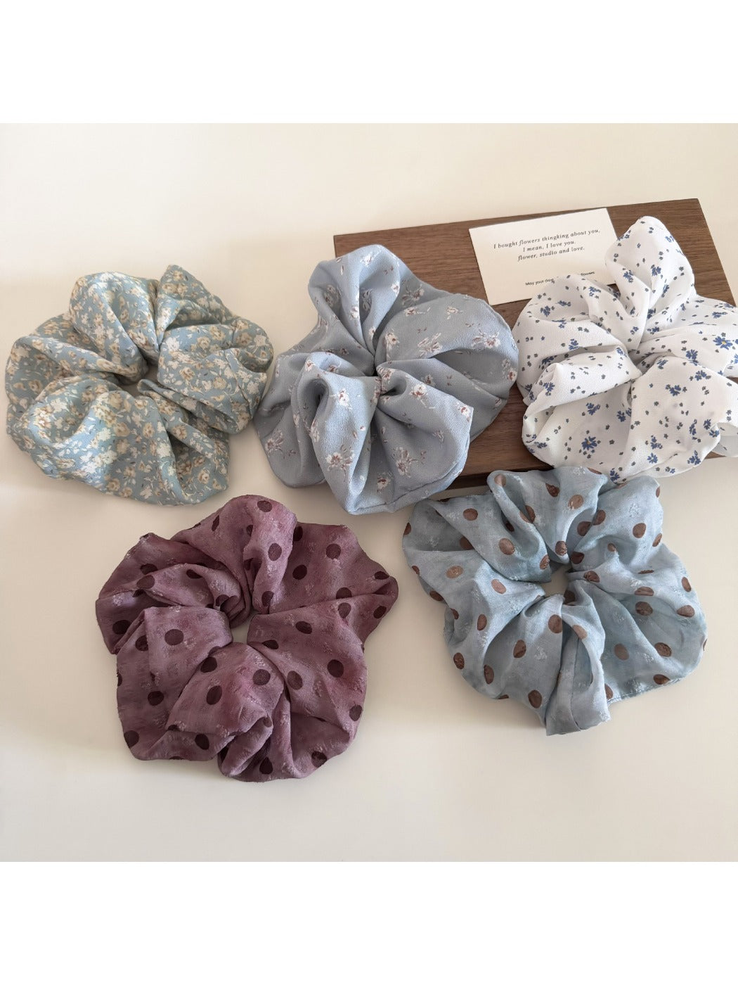 Gifty scrunchie with elegant floral and polka dot pattern on fabric