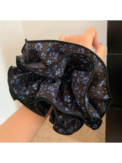 Gifty - Autumn Winter Floral Scrunchie