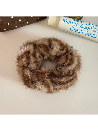 Gifty - Leopard Print Furry Scrunchies