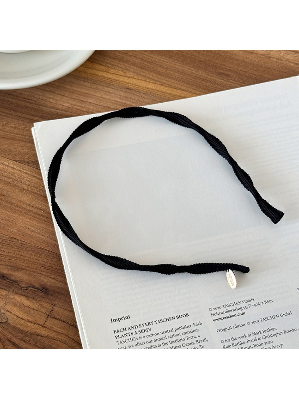 Gifty headband packaged in minimalistic branded box