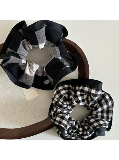 Close-up of black edge detail on black and white check scrunchie fabric