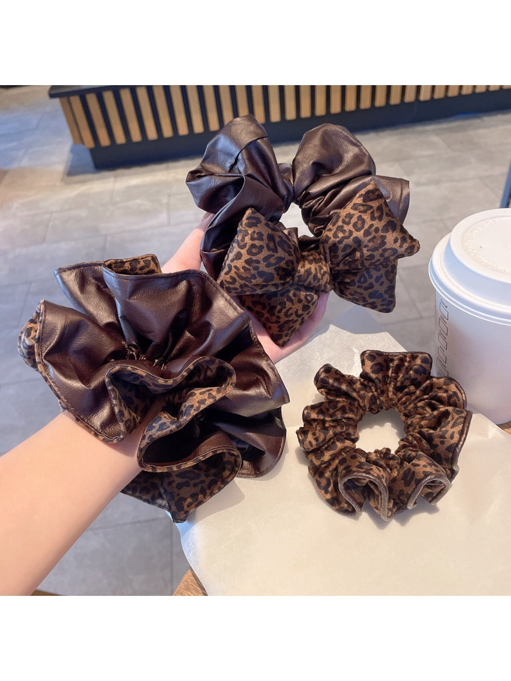 Gifty - Chic Leopard Print Scrunchie