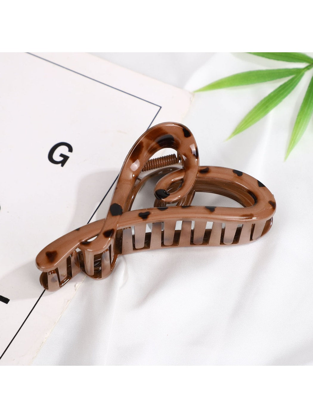 Beau - Open Shape Heart Plastic Styling Claw Clip