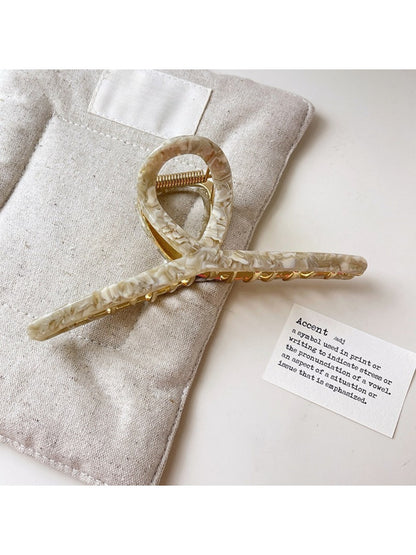 Beau vintage crisscross hair claw clip with intricate crisscross pattern detail