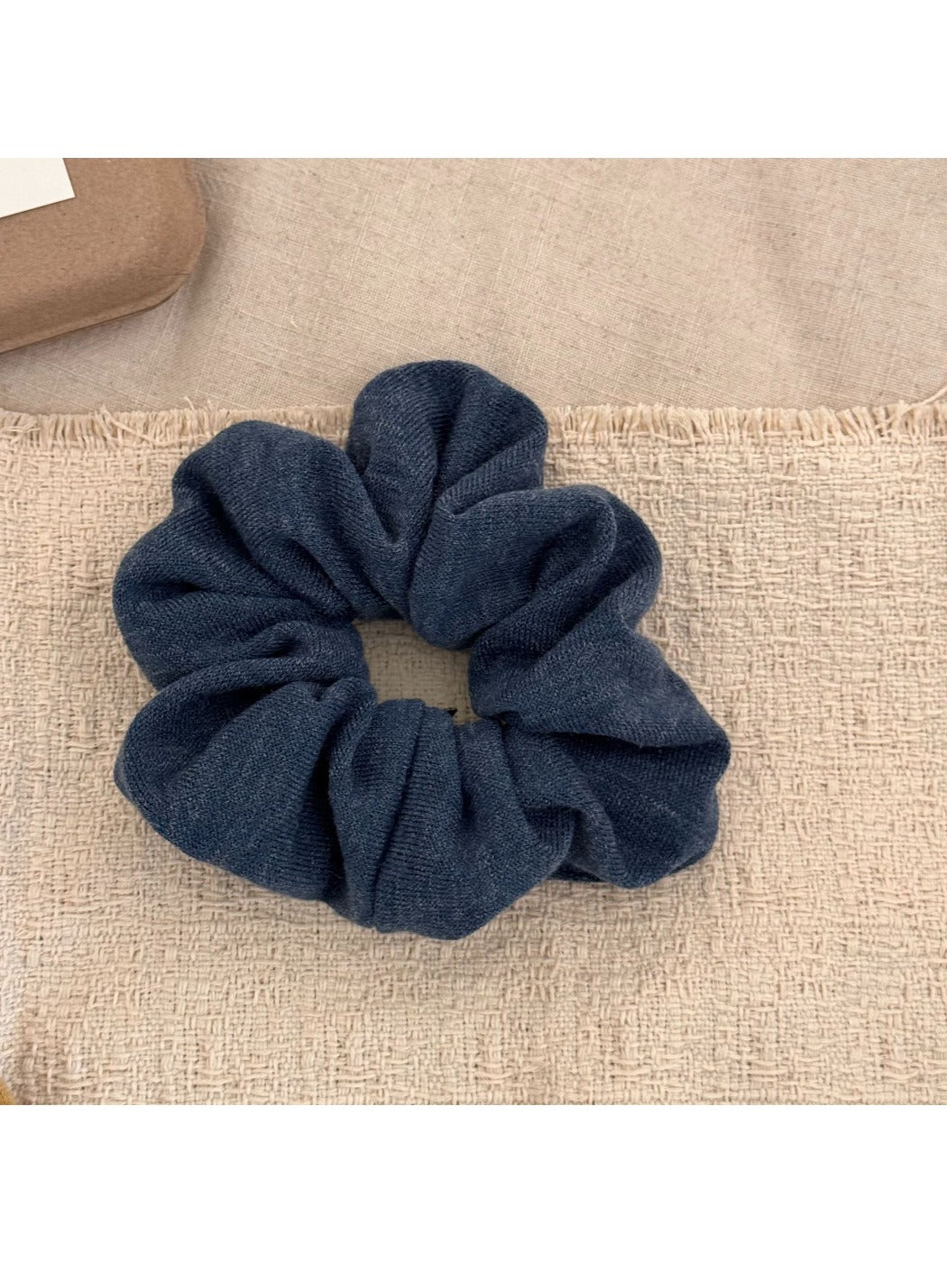 Gifty - Elegant Vintage Hair Scrunchie