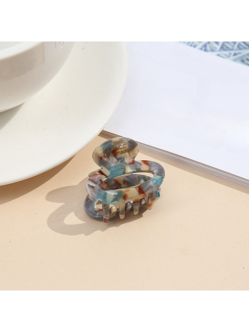 Beau - Cute Oval Acetate Hair Clip