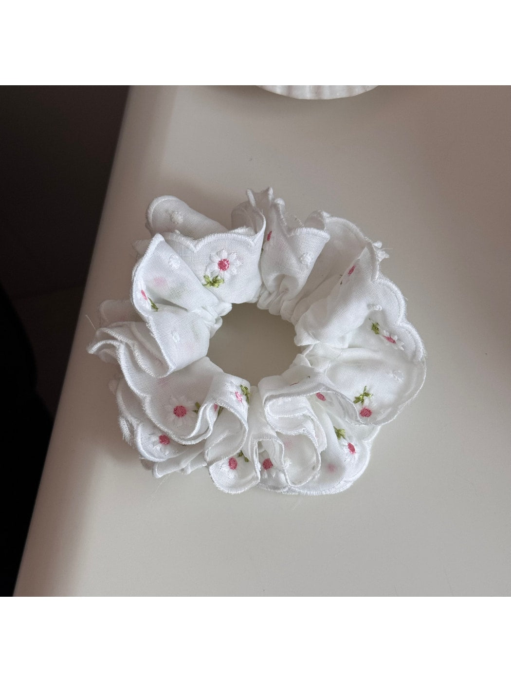 Gifty - Daisy Embroidered Scalloped Edge Scrunchie