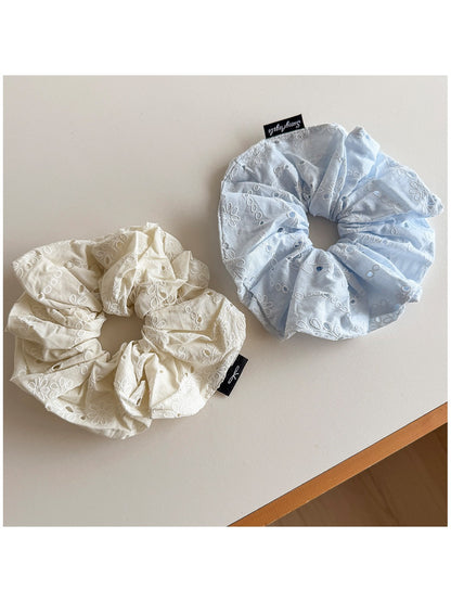Gifty scrunchie with sweet cutout print on soft fabric