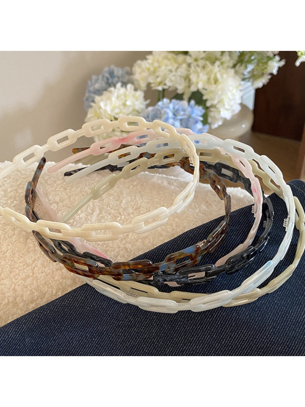 Gifty acetate chain style headband in tortoiseshell pattern on white background