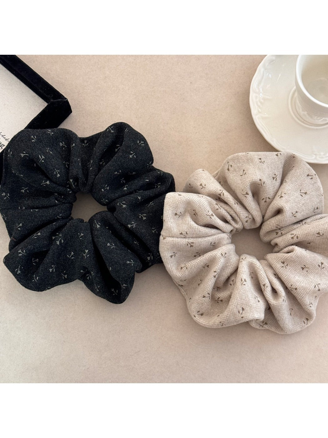 Gifty - Simple Floral Knitted Scrunchie