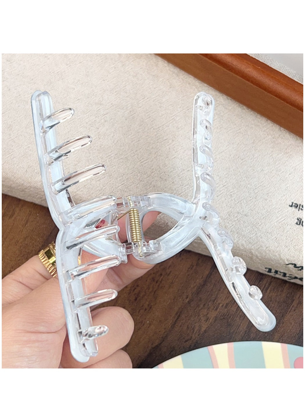 Beau - Oversized Crisscross Claw Clip