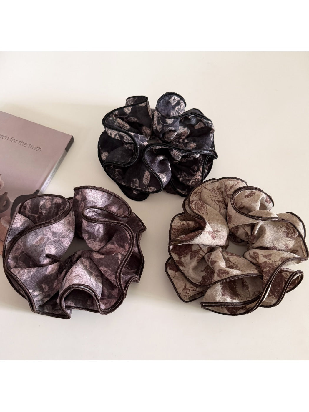 Gifty - Vintage Rose Print Scrunchie