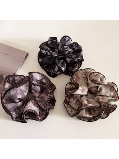 Gifty - Vintage Rose Print Scrunchie