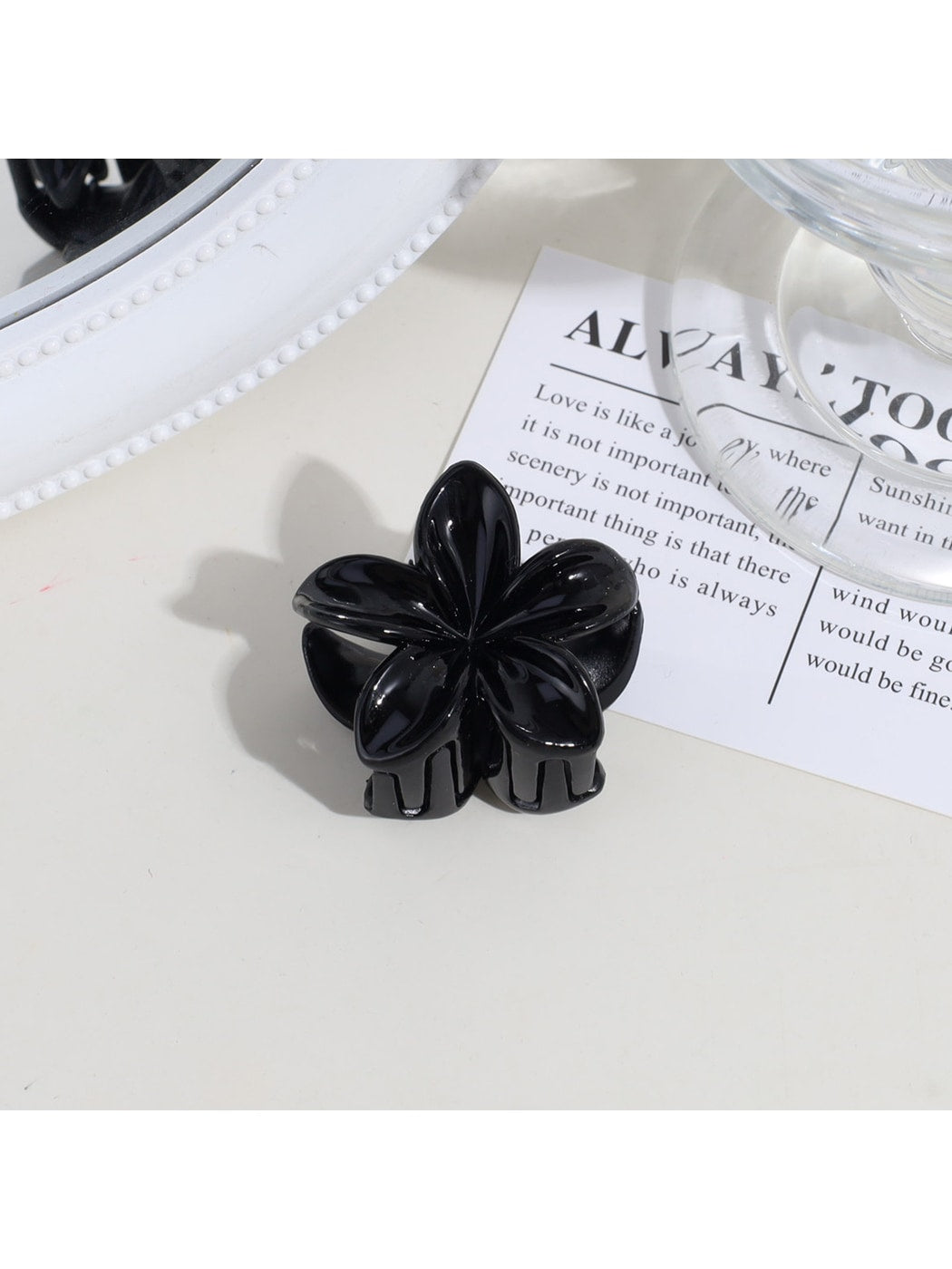 Beau - Petal Shape Plastic Alloy Fashion Claw Clip