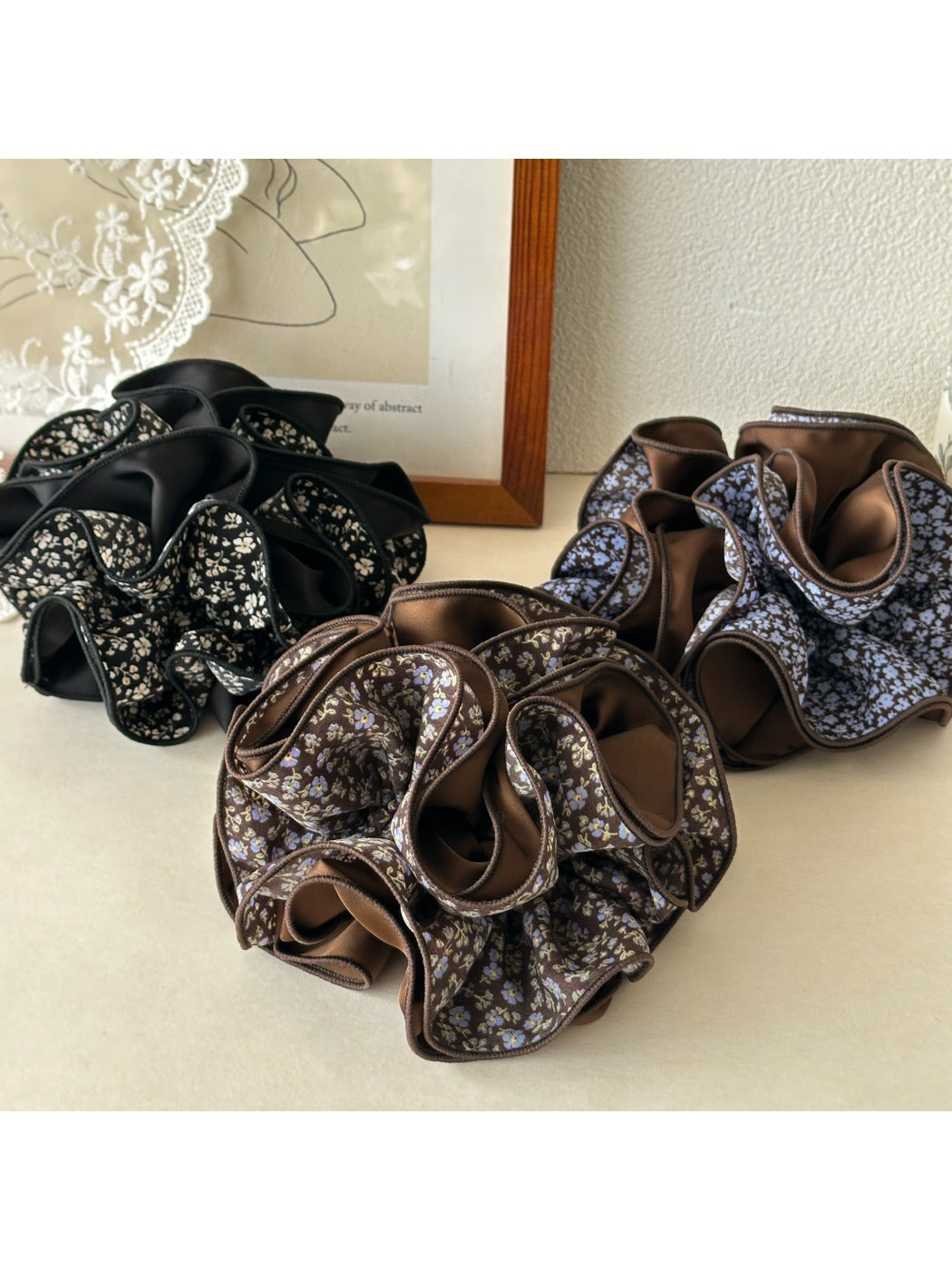 Gifty - Retro Floral Fabric Scrunchies