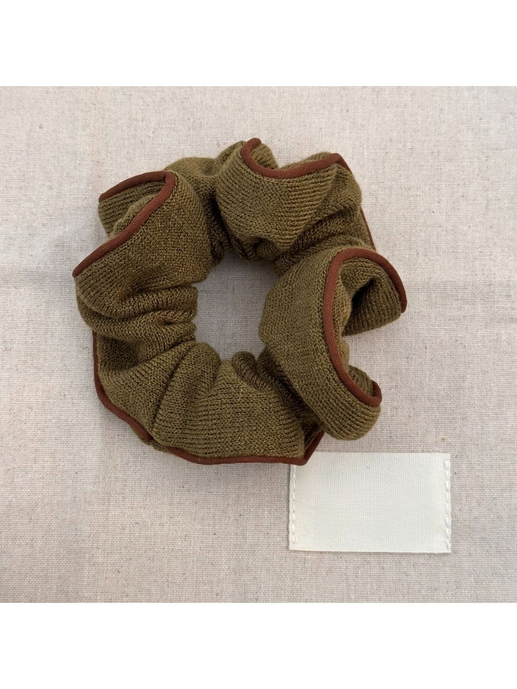 Gifty - Elegant Colored Edge Scrunchie