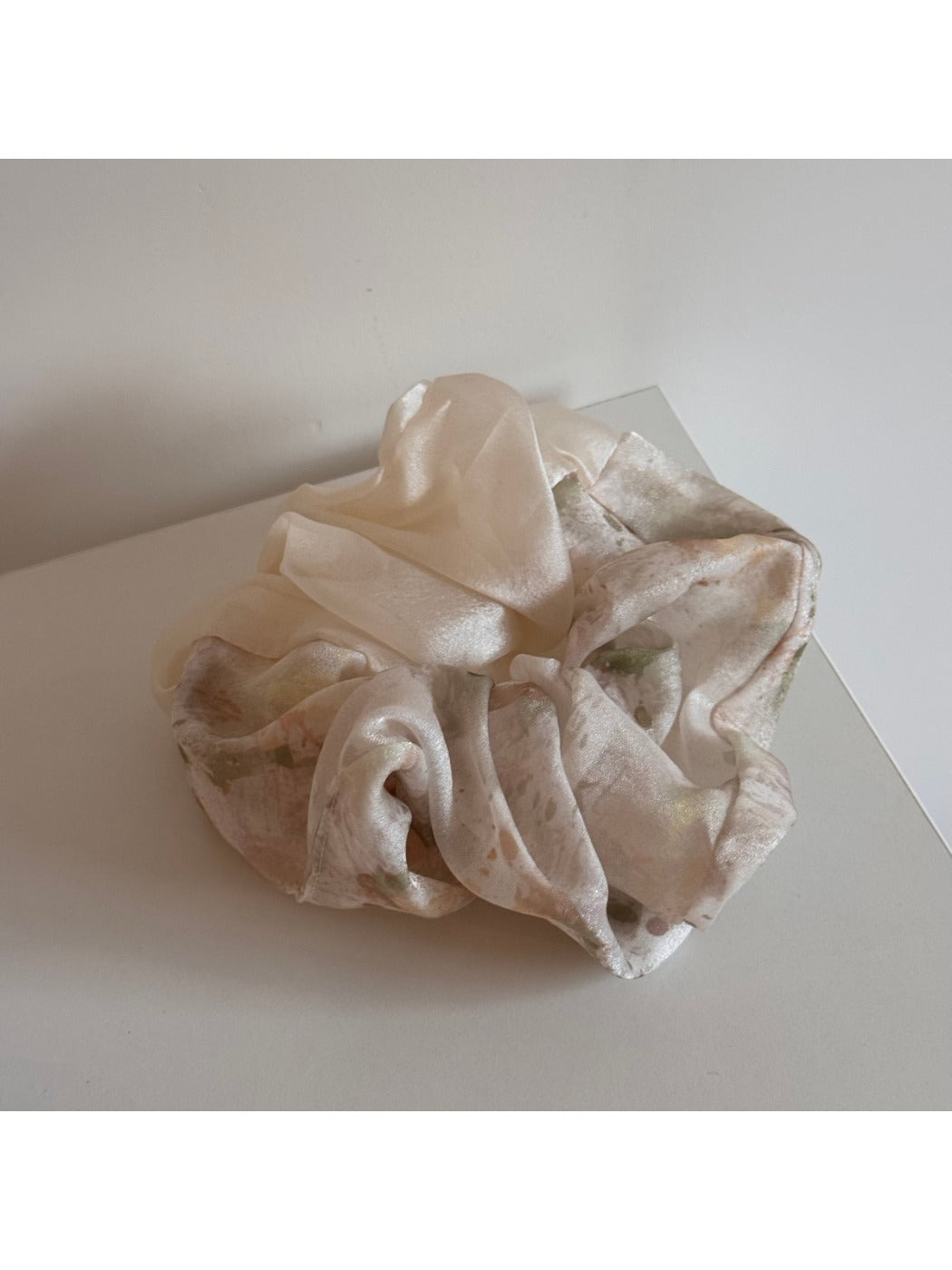 Top view of Gifty scrunchie highlighting the color transition and elastic band
