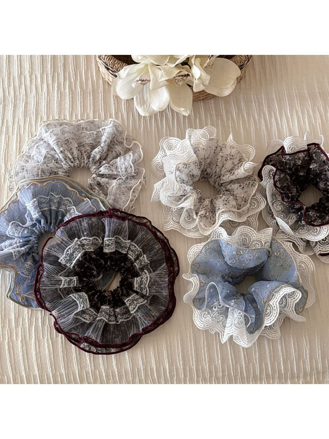 Gifty - Lace Trim Floral Print Scrunchie