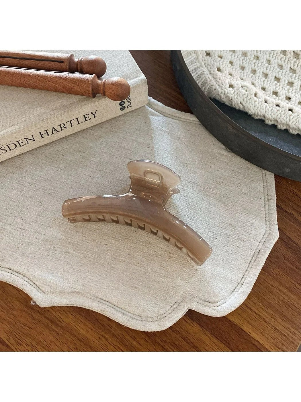 Beau - Elegant Solid Color Curved Claw Clip