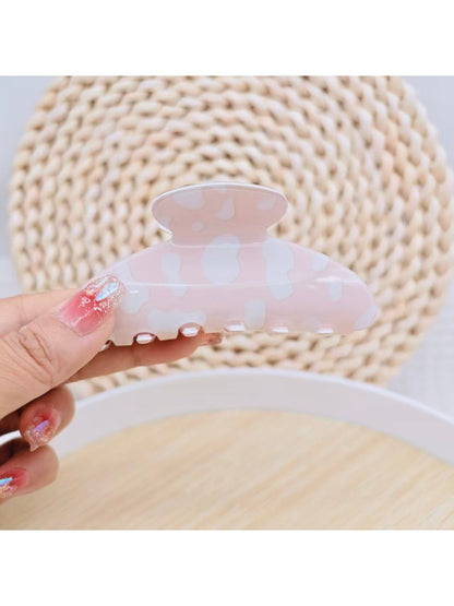 Beau claw clip attached to a ponytail with leopard print visible