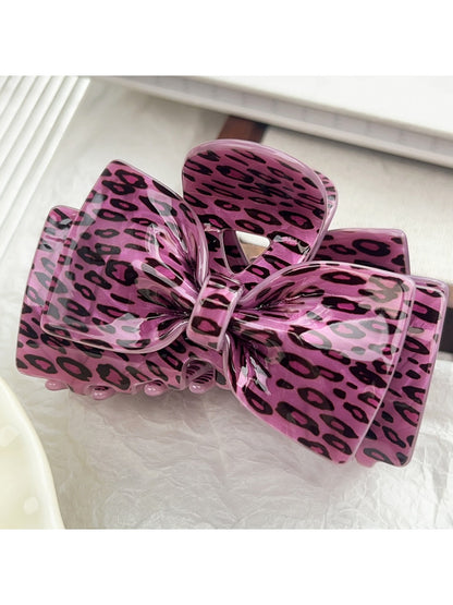 Model wearing Beau classic leopard print bow claw clip in long hair