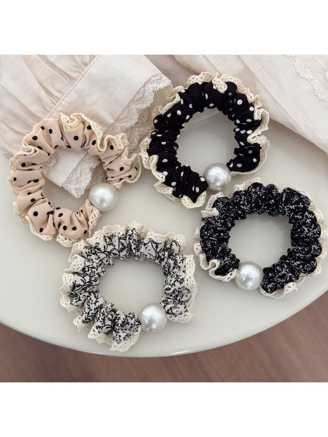Gifty - Lace Dot Bow Hair Tie