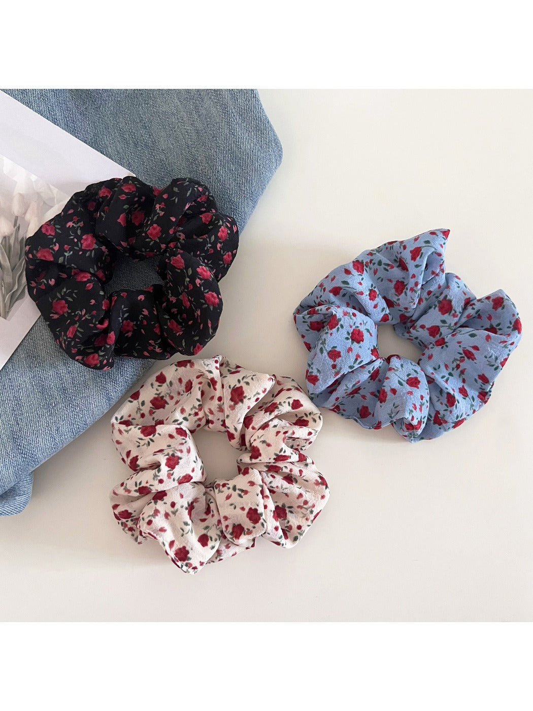 Gifty - Retro Small Floral Scrunchie