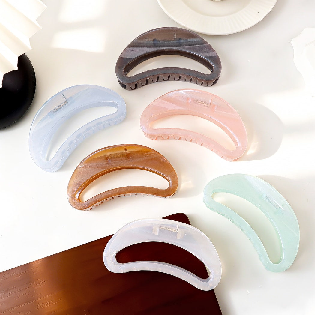 Beau - Minimal Curved Solid Claw Clip