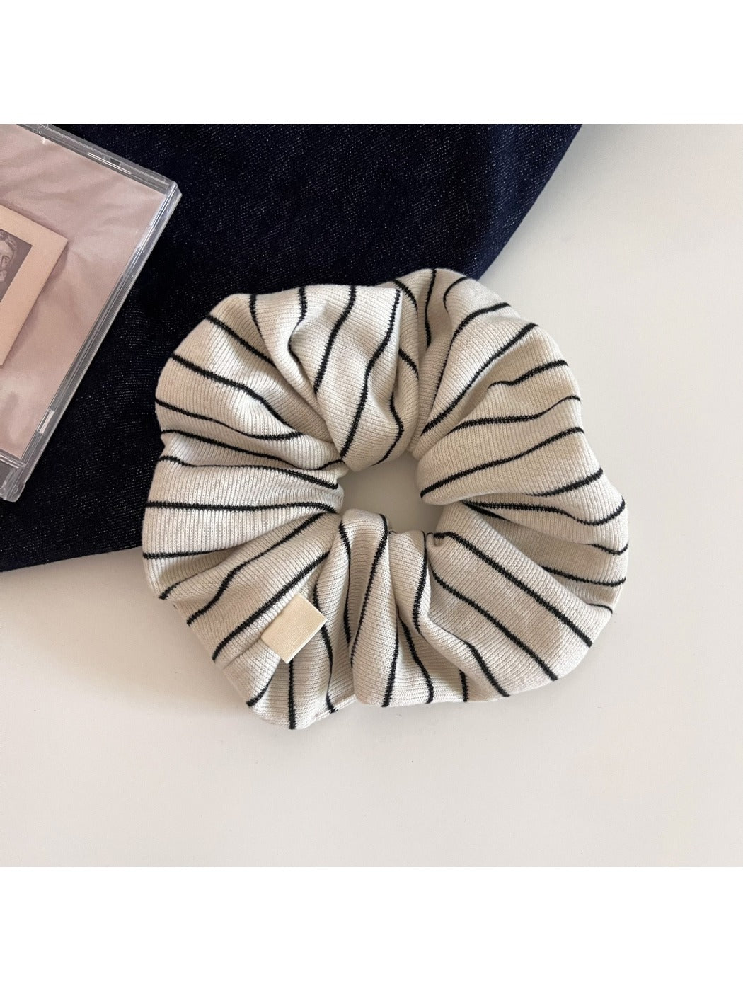 Gifty - Chic Minimalist Stripe Scrunchie