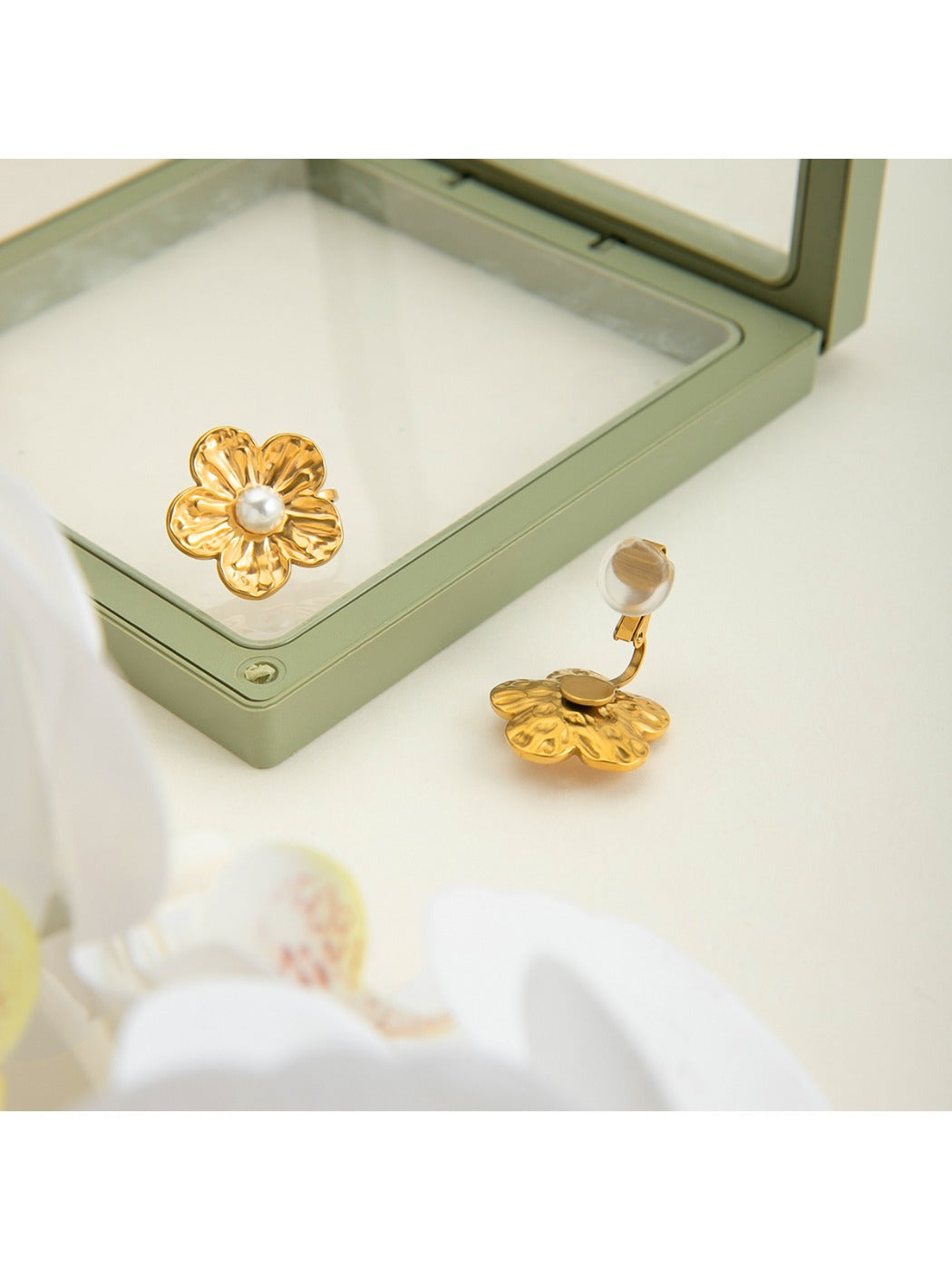 Earedge - Everyday Minimalist Floral Studs