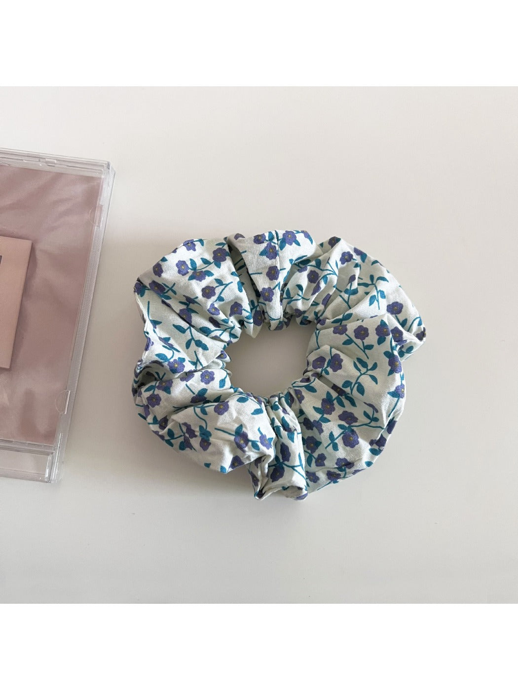 Gifty - Delicate Small Floral Pattern Scrunchie