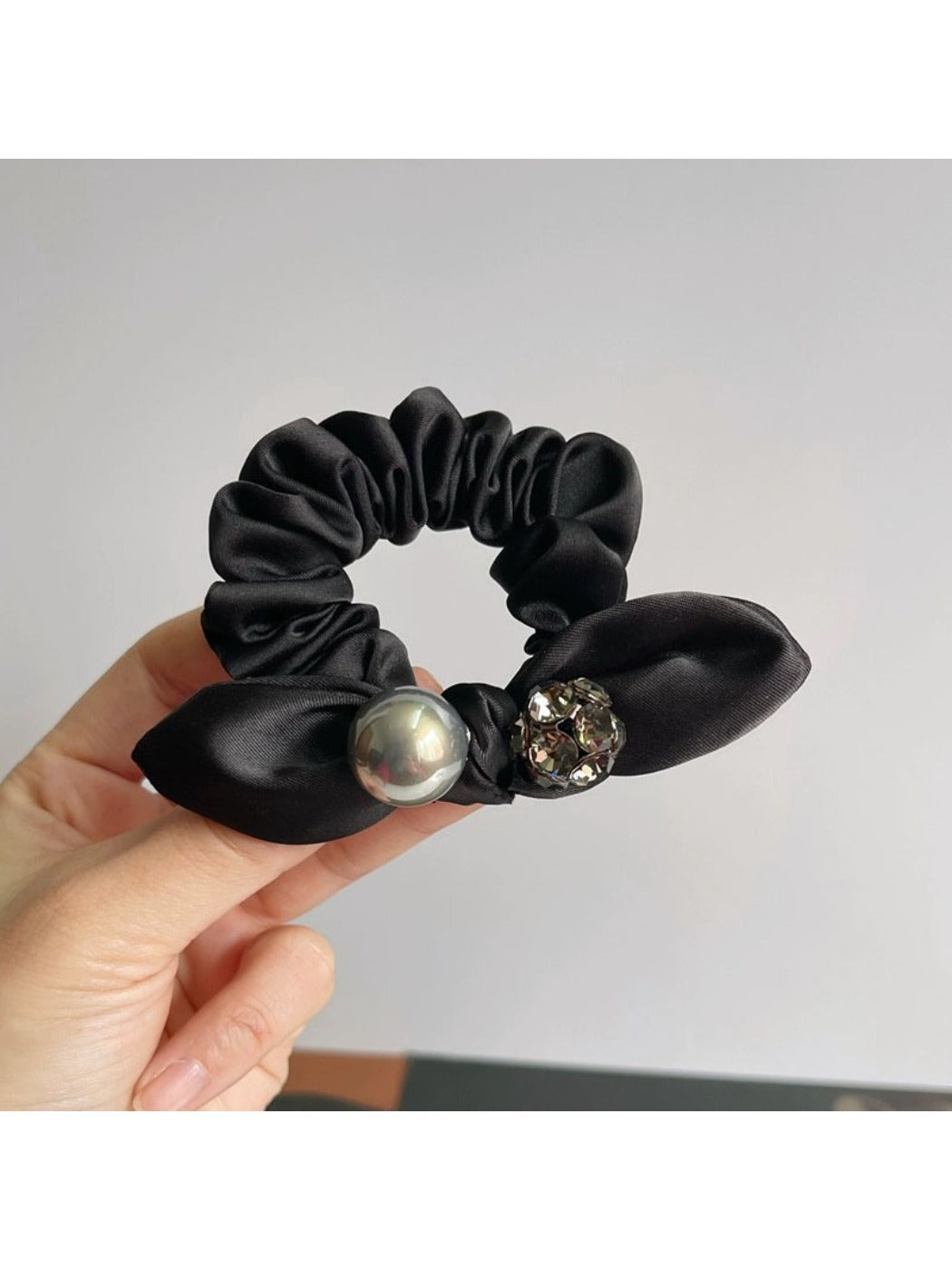 Gifty - Minimalist Black Ruched Scrunchie