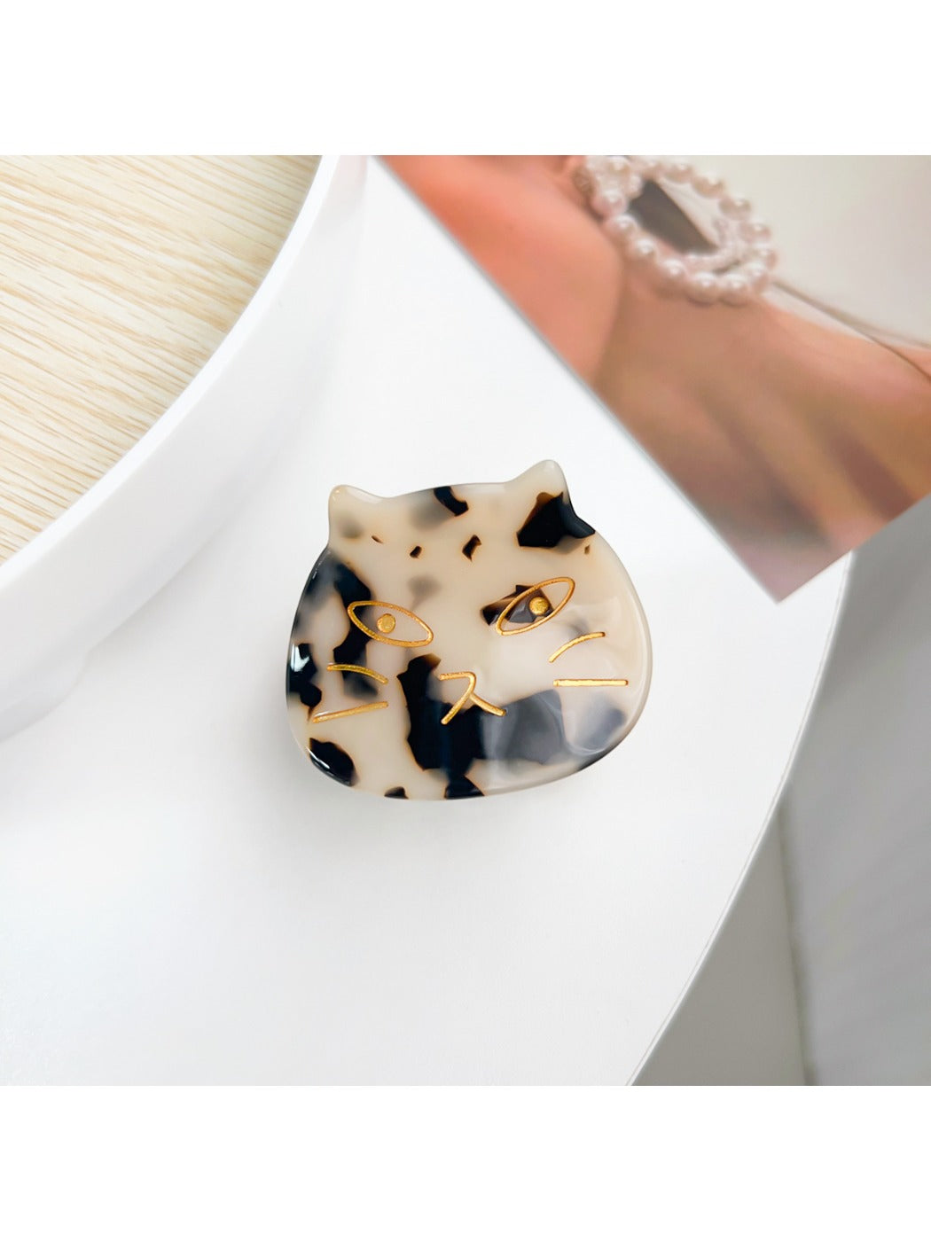 Beau hair claw clip open showing inner claw teeth for grip