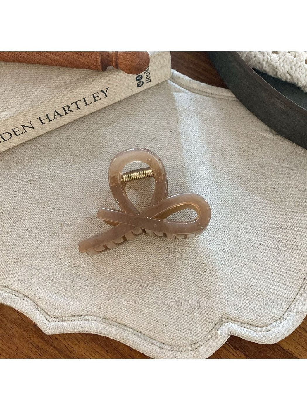 Beau - Elegant Solid Color Curved Claw Clip