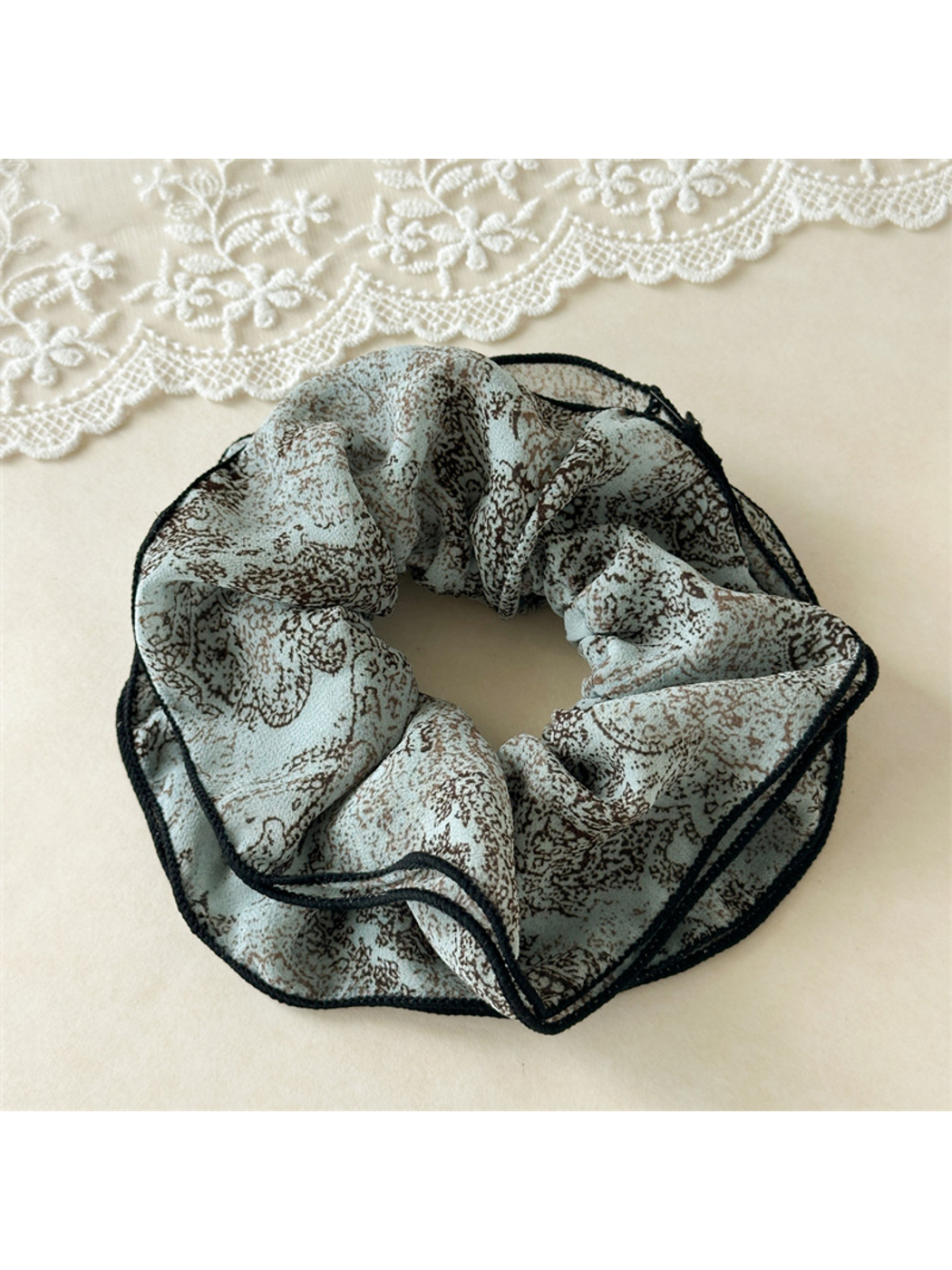 Gifty - Vintage Layered Floral Print Scrunchie