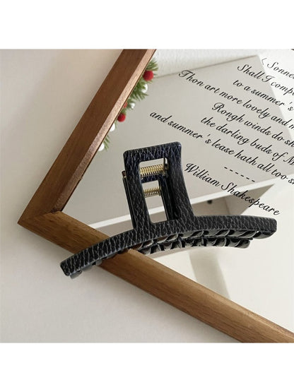 Beau - Elegant Black Claw Clip