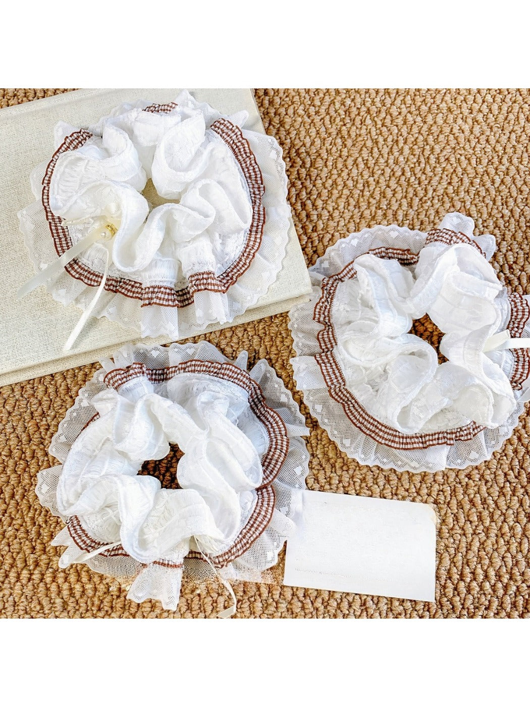 Gifty - White Lace Bow Scrunchie
