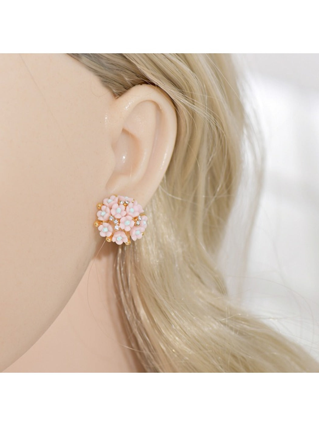 Earedge - Daisy-Shaped Stud Earrings
