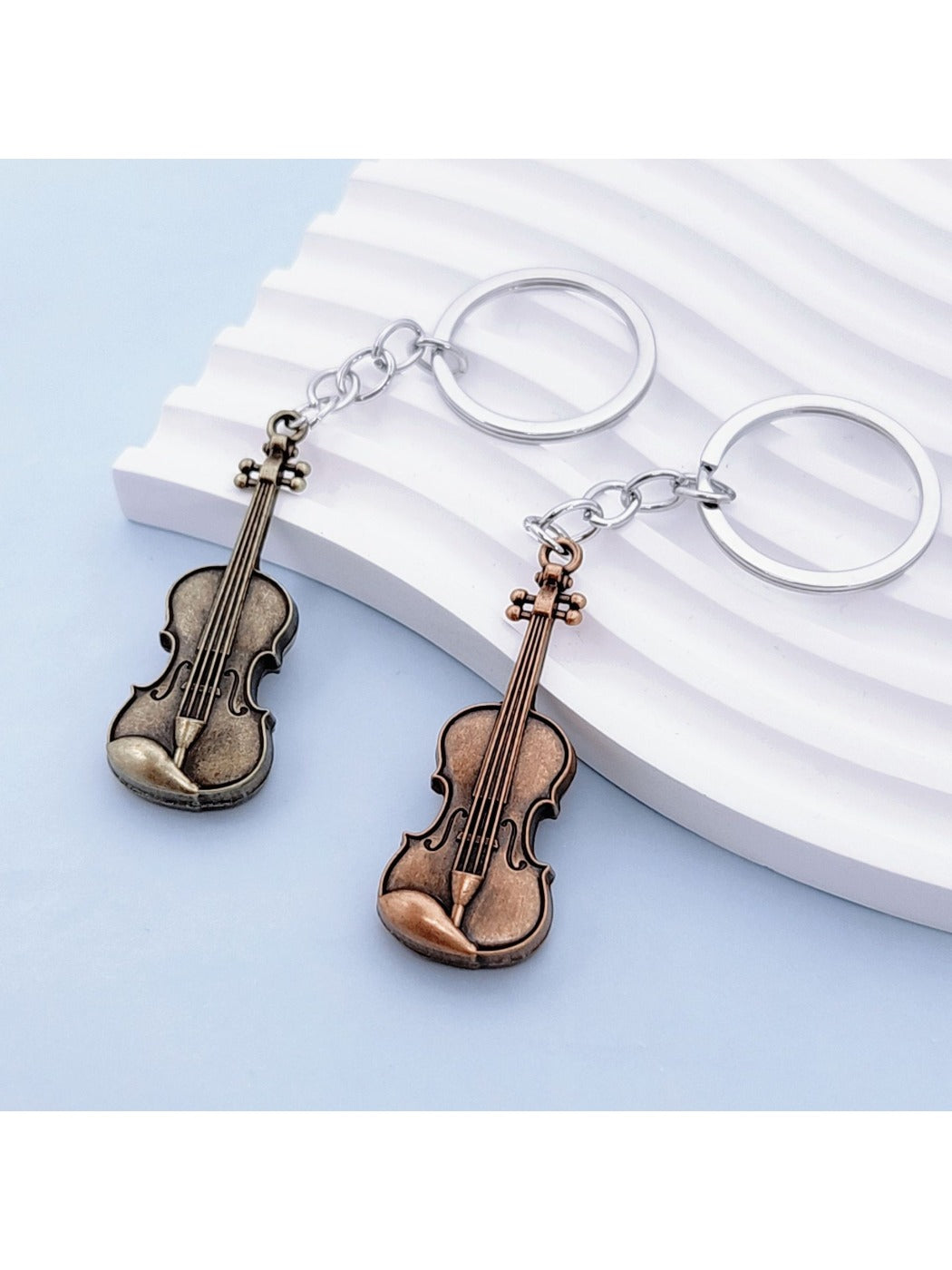 Vintage alloy guitar-shaped keychain with detailed strings and tuning pegs