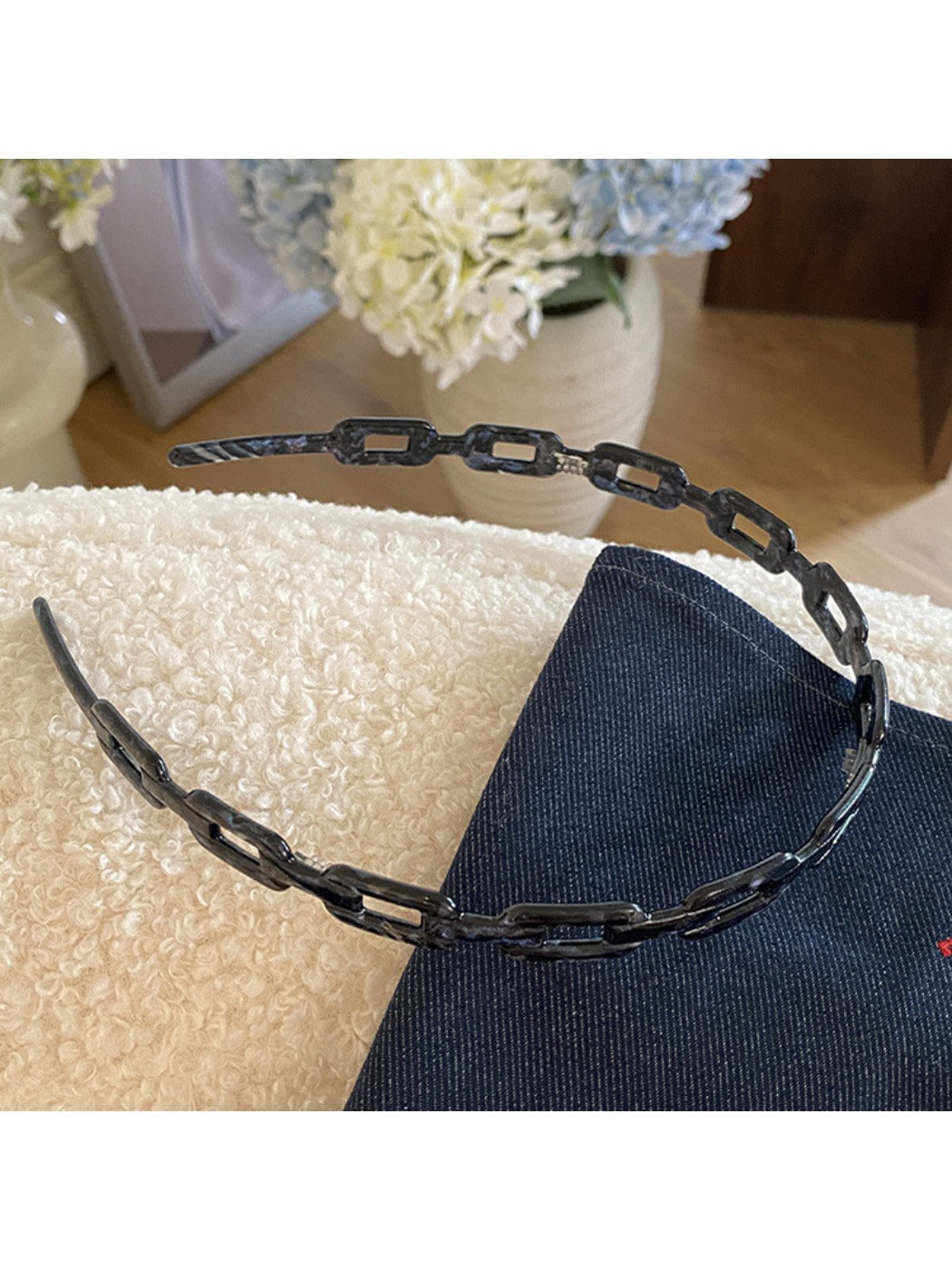 Side view of Gifty acetate chain style headband highlighting interlinked chain design