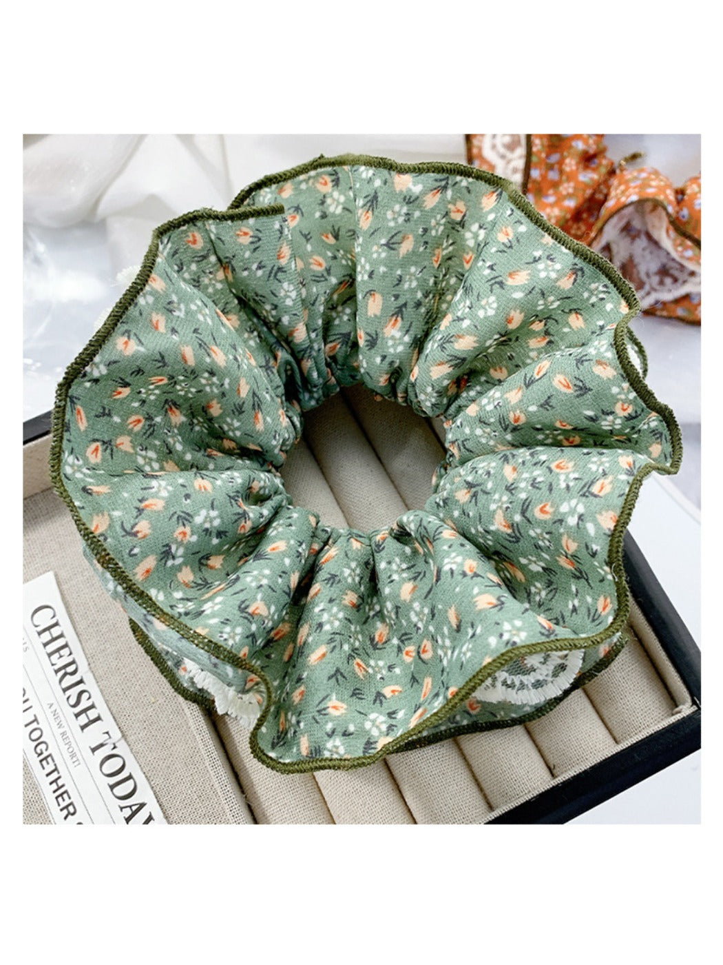 Gifty - Delicate Floral Lace Scrunchie