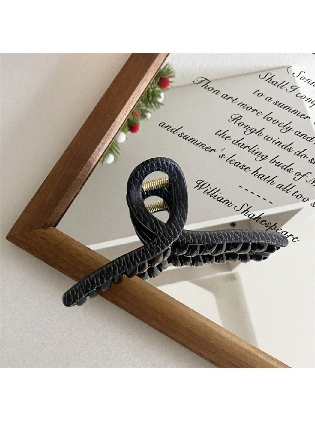 Beau - Elegant Black Claw Clip