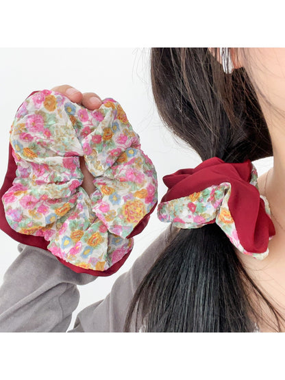 Gifty - Vintage Red Floral Print Scrunchie